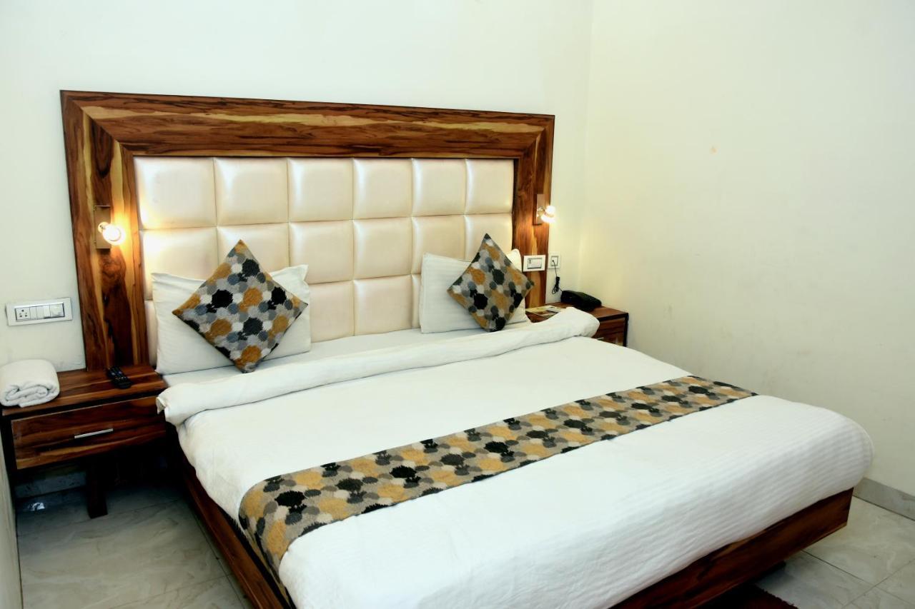 Hotel D Plaza Zirakpur Экстерьер фото