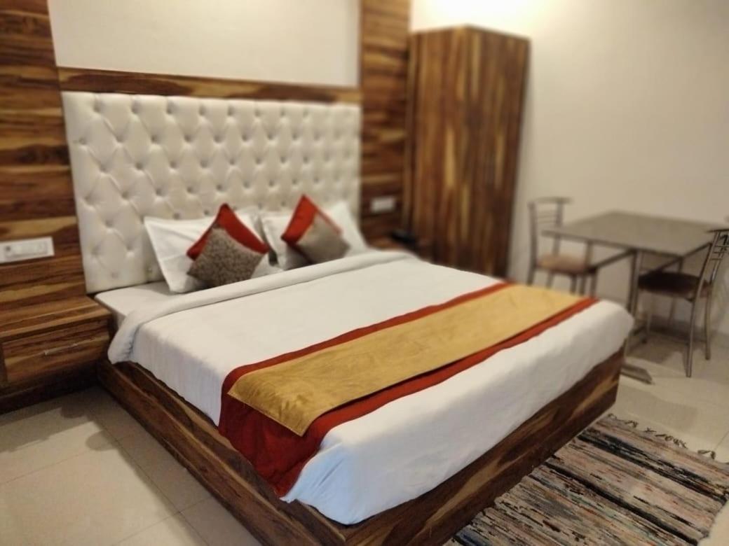 Hotel D Plaza Zirakpur Экстерьер фото
