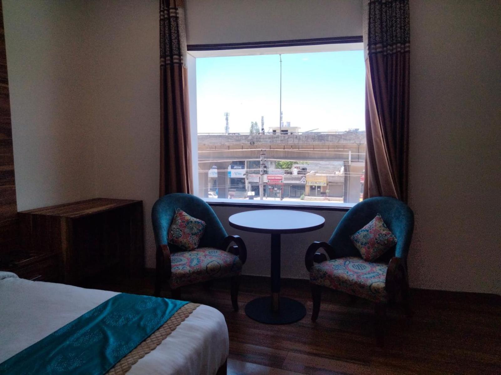 Hotel D Plaza Zirakpur Экстерьер фото